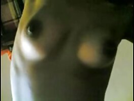 Kaunis ruskeaverikkö teini -ikäinen Sheri Vi miellyttää pornoa naisille kukkoa suullaan ja kusipäällä